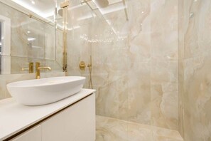 Shower, hair dryer, towels, shampoo