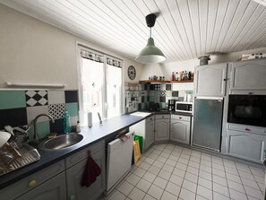 Kjøleskap, mikrobølgeovn, ovn og oppvaskmaskin