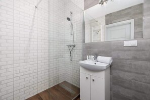 Shower, hair dryer, towels, shampoo