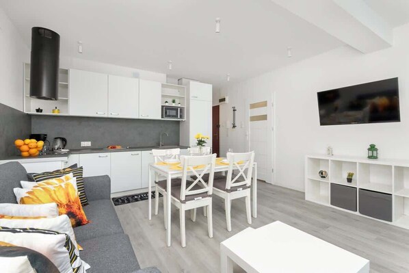 Un apartamento moderno con cocina, comedor y sala de estar.