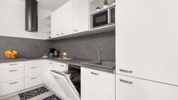 Kjøleskap, mikrobølgeovn, kokeplater og oppvaskmaskin