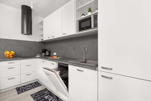 Kjøleskap, mikrobølgeovn, kokeplater og oppvaskmaskin