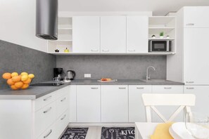 Geladeira, micro-ondas, cooktop, lava-louças