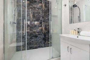 Ducha, secador de pelo, toallas y champú