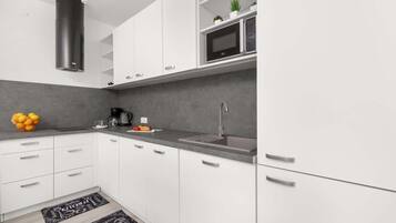 Frigorifero, microonde, piano cottura, lavastoviglie