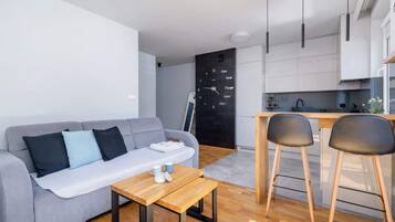 Una televisión, una oficina