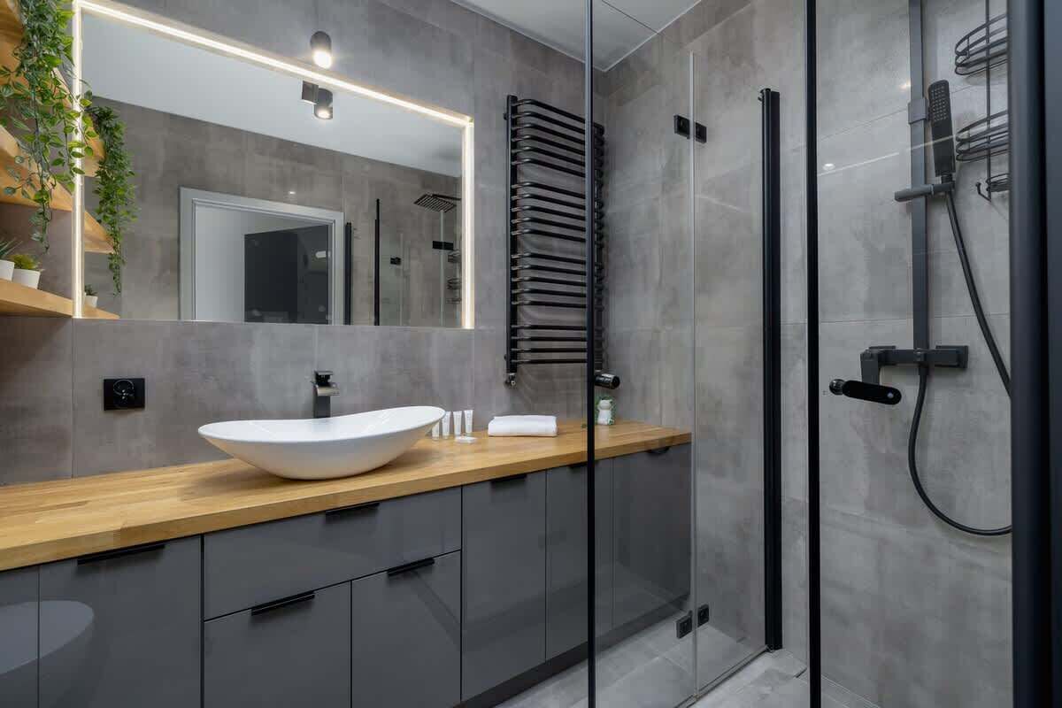 Shower, hair dryer, towels, shampoo