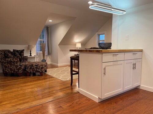 Cozy 2-bedroom retreat in the heart of Lafayette