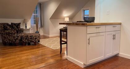 Cozy 2-bedroom retreat in the heart of Lafayette
