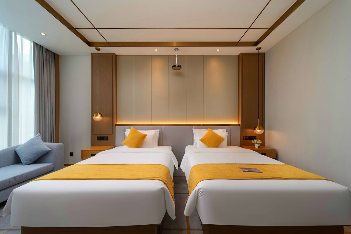 Habitación Business con 2 camas individuales | Ropa de cama de alta calidad y colchones con acolchado adicional