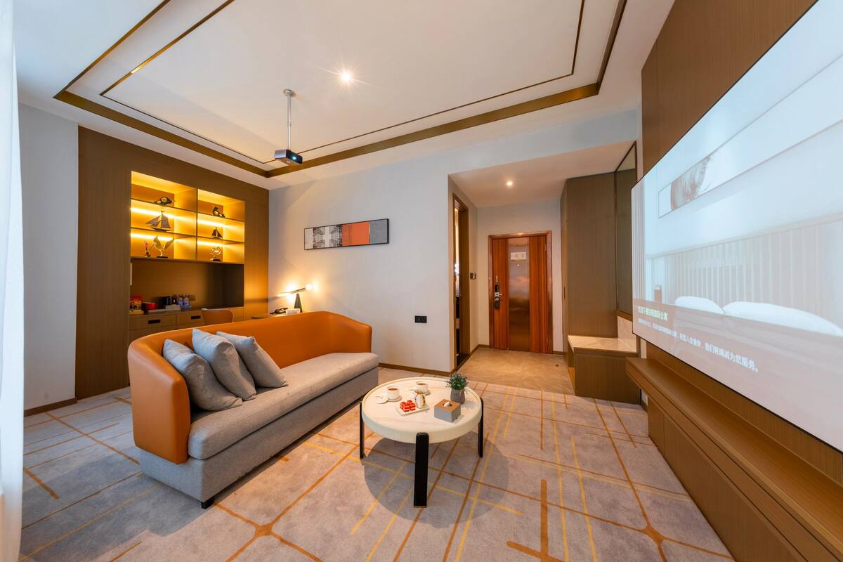 Superior Studio Suite | Premium bedding, pillow-top beds, desk, laptop workspace