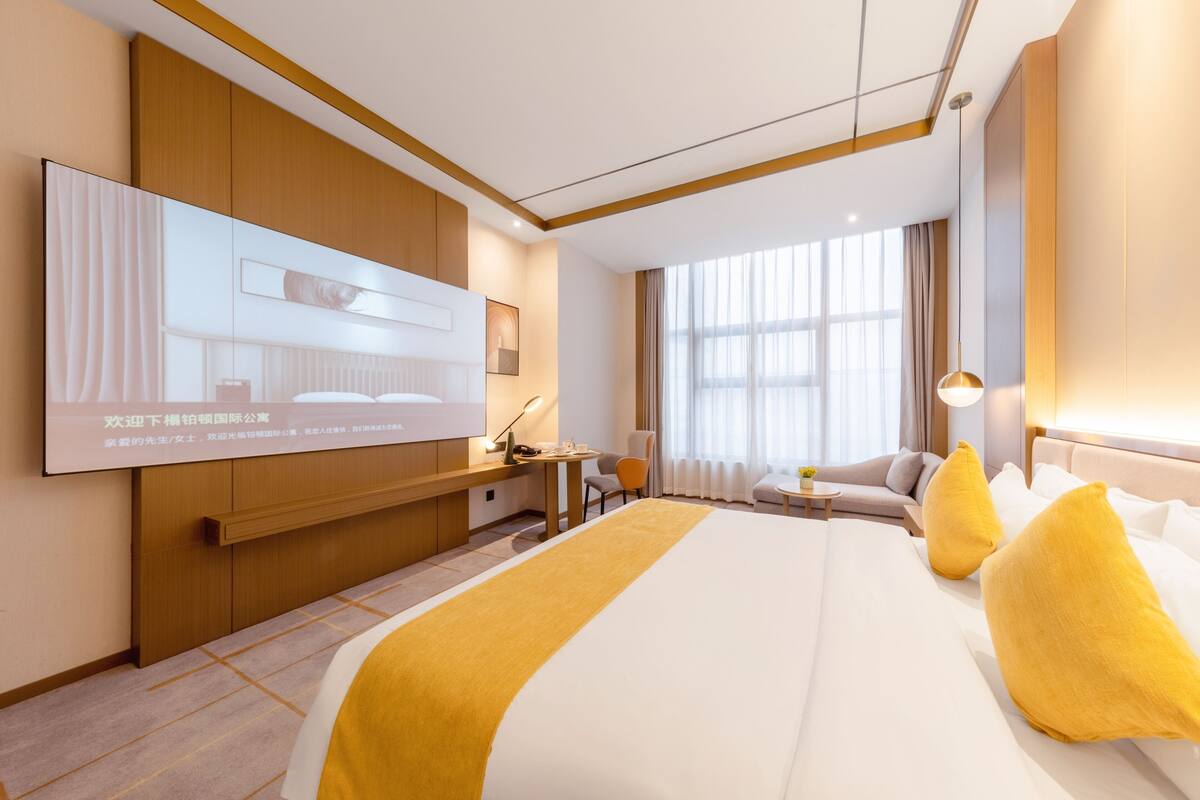 Habitación individual Premier, vistas a la ciudad | Ropa de cama de alta calidad y colchones con acolchado adicional