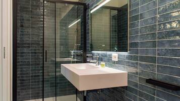 Superior-Doppelzimmer, Stadtblick | Badezimmer | Dusche, Regendusche, kostenlose Toilettenartikel, Haartrockner