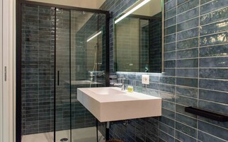 Superior-herbergi með tvíbreiðu rúmi - borgarsýn | Baðherbergi | Sturta, regnsturtuhaus, snyrtivörur án endurgjalds, hárblásari