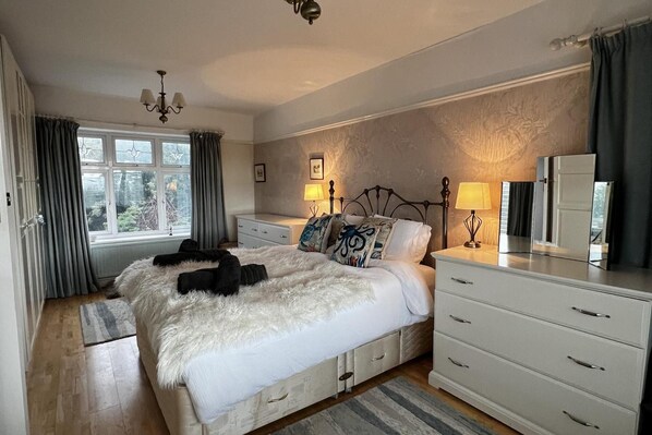 House | 5 bilik tidur, seterika/papan seterika, Wi-fi percuma, cadar katil 