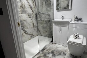 House | Bathroom | Combined shower/tub, deep soaking tub, hair dryer, towels - Mumbles - House - Seaside - Sleeps11 - Petfriendly (Swansea)