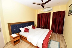 Habitación clásica | Ropa de cama de alta calidad y colchones con acolchado adicional