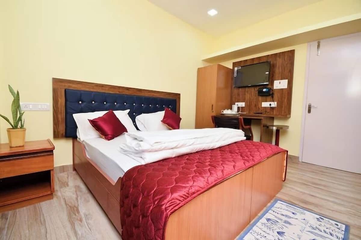 Luxury Room | Premium bedding, pillow-top beds, laptop workspace, free WiFi