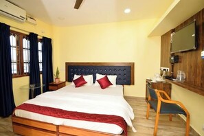 Elite Room | Premium bedding, pillow-top beds, laptop workspace, free WiFi