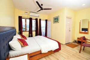 Comfort Room | Premium bedding, pillowtop beds, laptop workspace, free WiFi
