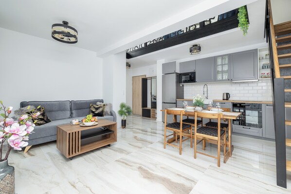 Appartement, 2 chambres, terrasse, en bord de lac | Salle de séjour