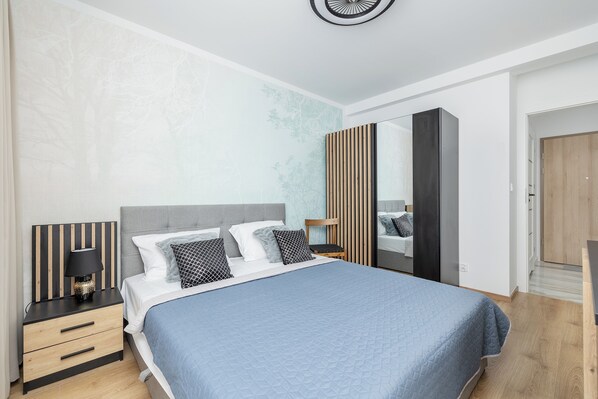 Apartamento, 2 quartos, terraço, ao lado do lago | 2 quartos, individualmente decorados, espaço de trabalho para notebook