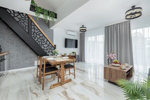 Appartement, 2 chambres, terrasse, en bord de lac | Salle Ă manger
