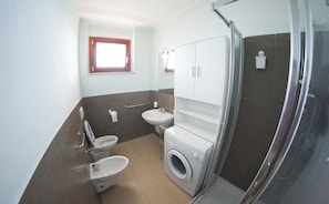 Serviettes fournies, savon, papier toilette