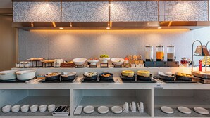 Una mesa de buffet con diferentes alimentos y utensilios.