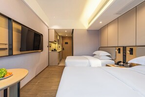 Habitación Business con 1 cama doble o 2 individuales, vistas a la ciudad | Escritorio, espacio para trabajar con un portátil, cortinas opacas