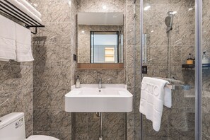 Escritorio, espacio para trabajar con laptop y cortinas blackout 