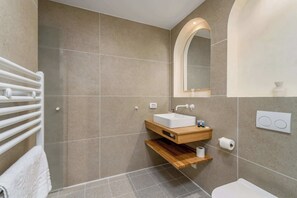 Douche, séchoir à cheveux, serviettes fournies
