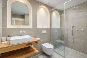 Douche, sèche-cheveux, serviettes fournies
