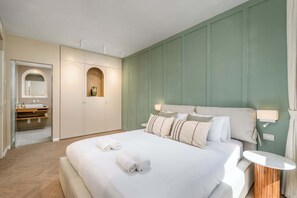 3 chambres, bureau, fer et planche à repasser, lit de bébé portatif