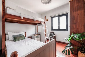3 soveværelser, skrivebord, strygejern/strygebræt, weekendseng