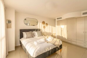 3 chambres, bureau, fer et planche à repasser, lit de bébé portatif
