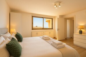 3 Schlafzimmer, Schreibtisch, Bügeleisen/Bügelbrett, Reisekinderbett