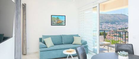 Apartemen (2 Bedrooms) | Area keluarga | Televisi 108-cm dengan saluran TV kabel