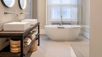 Articles de toilette gratuits, sĂšche-cheveux, peignoirs, chaussons