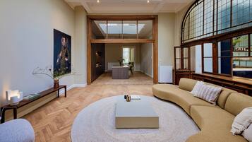 Een kluis op de kamer, een laptopwerkplek, verduisterende gordijnen