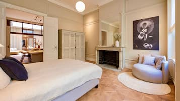 Een kluis op de kamer, een laptopwerkplek, verduisterende gordijnen