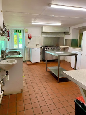Fridge, microwave - Sleeping Giant Bunkhouse (Swansea)
