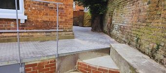PRIVATE ROOMs In TOWN CENTRE FREE PARKING WIFI AND PATIO WITH AA STAY LTD