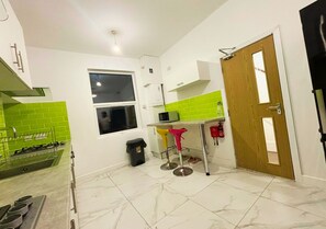 Habitación familiar | Cocina privada | Refrigerador, microondas, horno y parrilla de estufa 