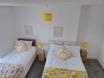 PRIVATE ROOMs In TOWN CENTRE FREE PARKING WIFI AND PATIO WITH AA