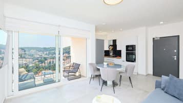 Apartamento (2 Bedrooms) | Sala de estar | TV 108 cm com canais a cabo