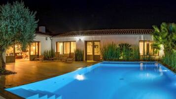 Een verwarmd zwembad