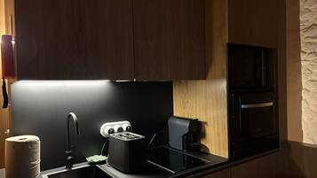 Kjøleskap, mikrobølgeovn, kokeplater og oppvaskmaskin