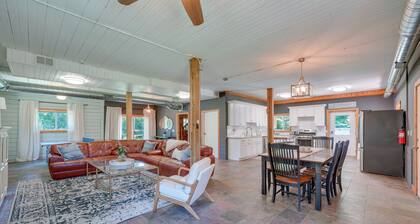 Peaceful Warrenville Home: 1 Mi to Herrick Lake!