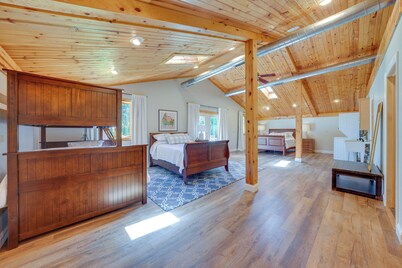 Peaceful Warrenville Home: 1 Mi to Herrick Lake!